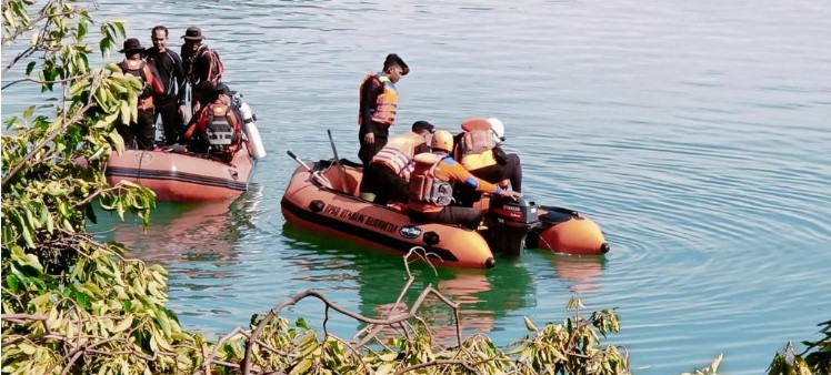  Tim Gabungan TNI-Polri Cari Korban Longsor Humbahas di Sekitaran Danau Toba