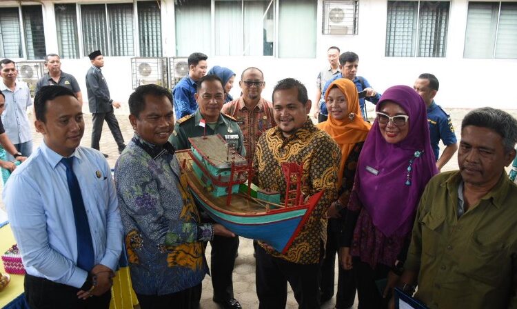  Bupati Sergai Serahkan Bantuan Perahu Penangkap Ikan untuk Nelayan di Tanjung Beringin