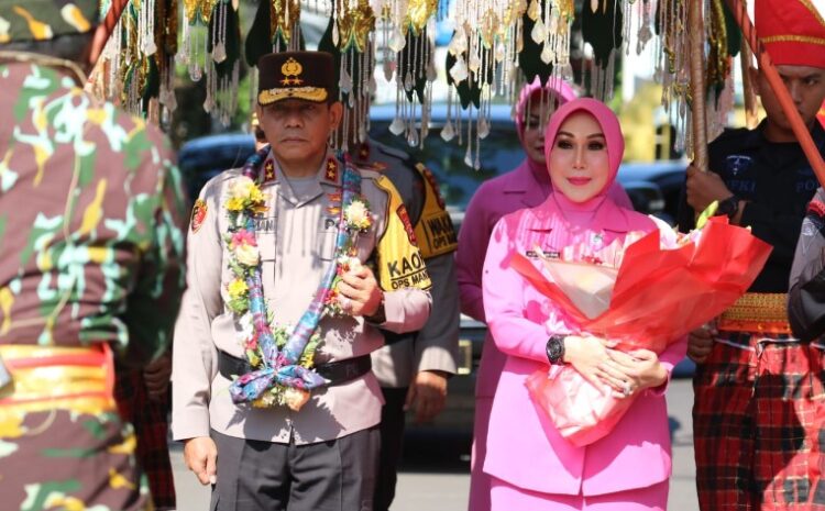 Tiba di Mapolda Sulsel, Kapolda Irjen Andi Rian Disambut Tradisi Angngaru dan Tarian Paduppa Polwan Polrestabes Makassar