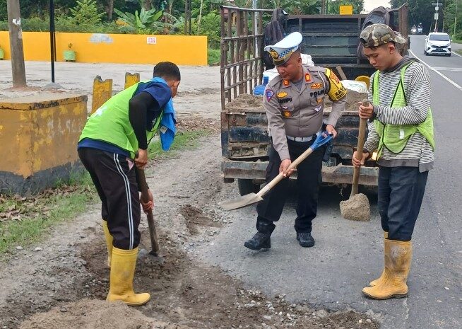  Satlantas Polres Sergai Timbun Jalan Berlubang Jalinsum Sergai-Tebingtinggi