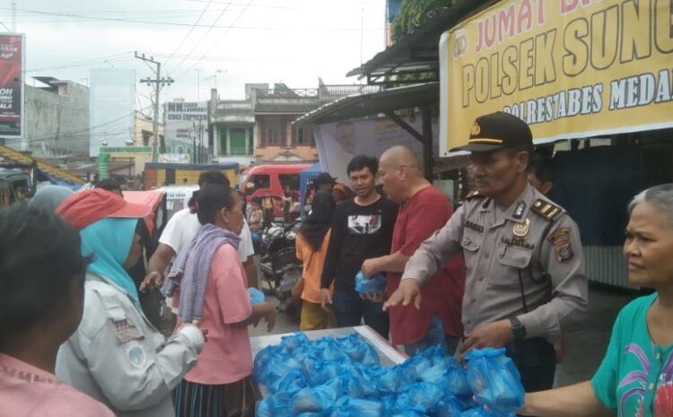  Polsek Medan Sunggal Berbagi 250 Nasi Bungkus Gratis Kepada Warga Kurang Mampu