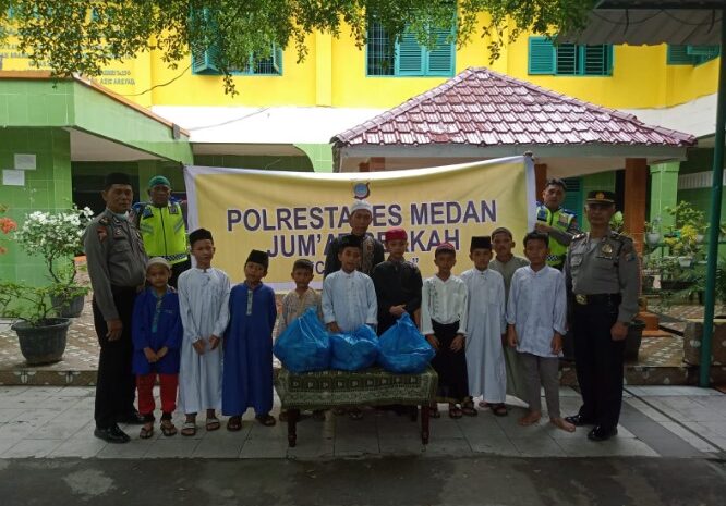  Jumat Barokah, Polrestabes Medan Bagikan Nasi Bungkus di Jalan Bromo