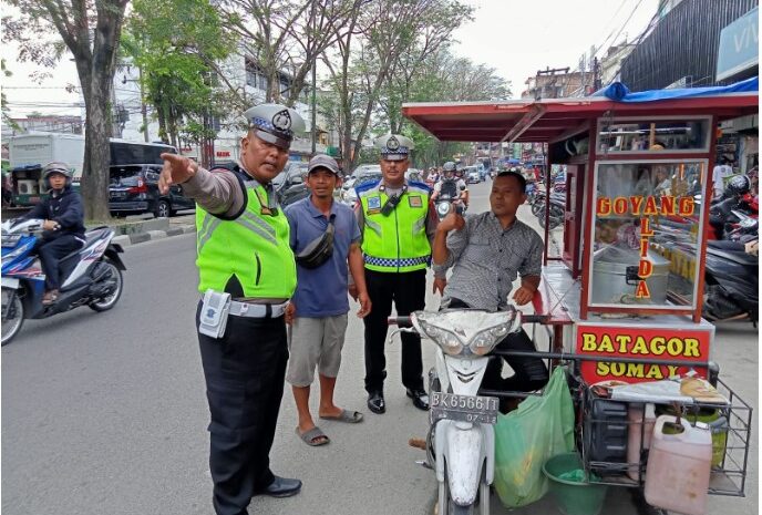  Satlantas Polrestabes Medan Tertibkan Pedagang Kaki Lima dan Parkir Liar di Pajus