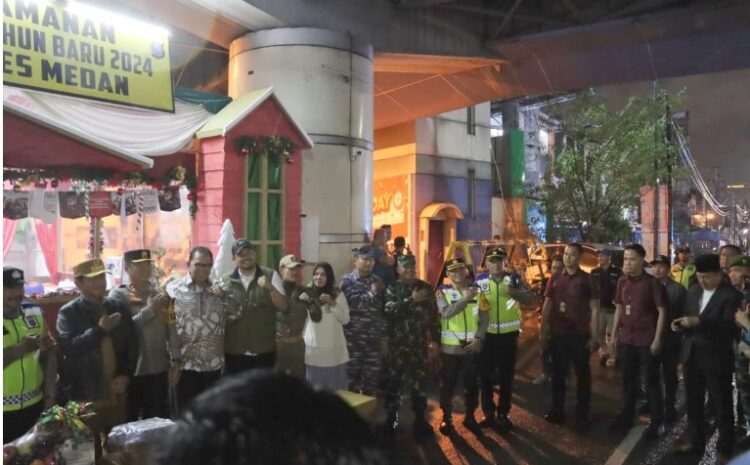 Kapolrestabes Medan Dampingi Forkopimda Sumut/Medan Pantau Pospam di Malam Natal