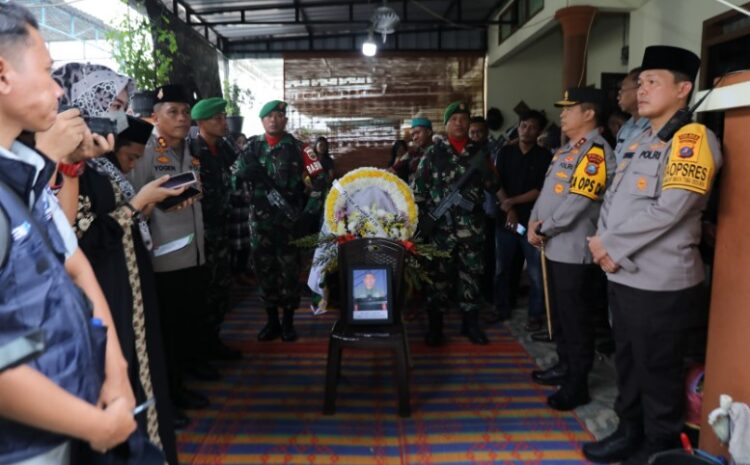 Kapolda Sumut Melayat ke Rumah Duka Alm Serda Syaiful Anwar