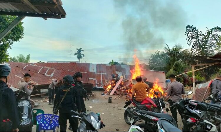  Polda Sumut Ratakan dan Bakar Gubuk Narkoba di Jermal, Bandar dan Puluhan Penguna Sabu Diamankan