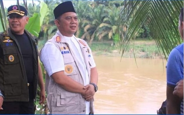  Didampingi Kaban BPBD, Bupati Labuhanbatu Gerak Cepat Tinjau Erosi di Desa Sukasari Pangkatan