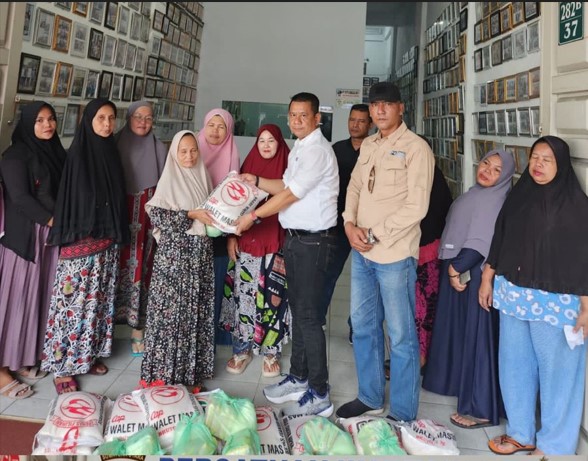 Jumat Barokah, Ketua Pewarta Berbagi Sembako Dengan Kaum Duafa