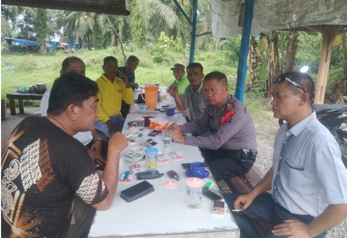  Kapolsek Lima Puluh Bersama Kasi Humas Polres Batubara Sambangi Warga di Warung Kopi