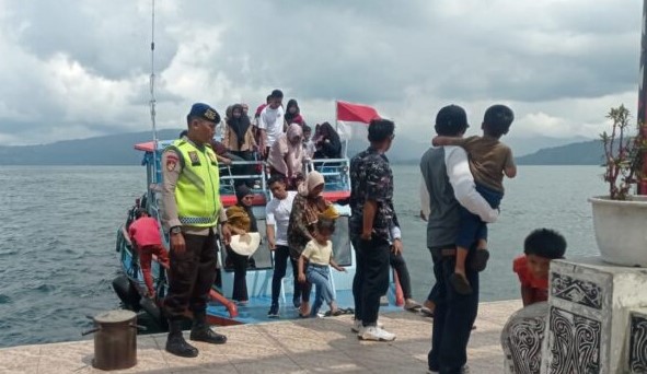 Sat Pol Air Polres Samosir Gelar Patroli Dialogis di Pelabuhan Tomok