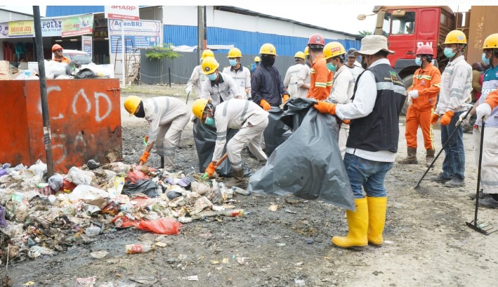  Peduli Lingkungan, PT IMIP Gelar Aksi Bersih Sampah Dengan Relawan di Bahodopi