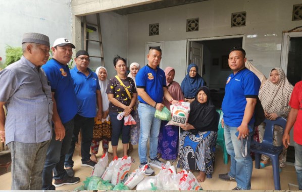  Program Jumat Barokah Terus Berjalan, Ketua Pewarta Berbagi Sembako ke Kaum Duafa Jalan Bromo