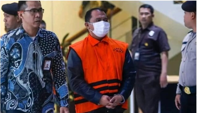 Pakai Rompi Orange, Bupati dan Anggota DPRD Labuhanbatu Ditetapkan Tersangka Kasus Suap Rp1,7 M