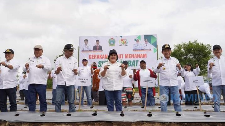 Bupati Karo Bersama Pj Gubsu Gelar Gerakan Sumut Menanam dan Bantuan