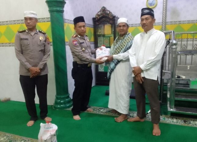  Kasat Binmas Polrestabes Medan Safari Subuh dan Beri Bantuan Sembako di Mesjid Miftahul Jannah