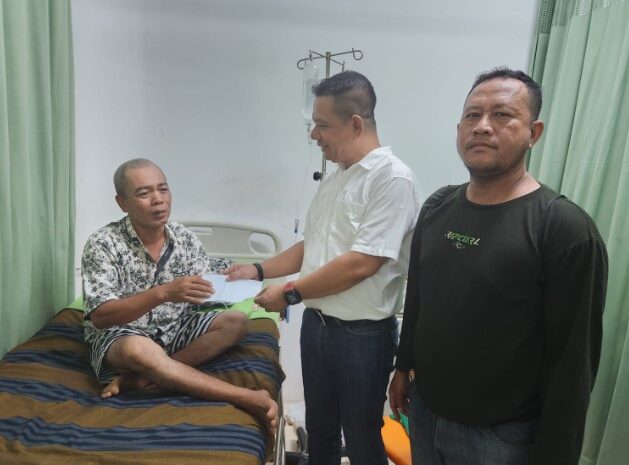  Ketua Pewarta Besuk Warga yang Kena Stroke di Rumah Sakit Muhammadiyah