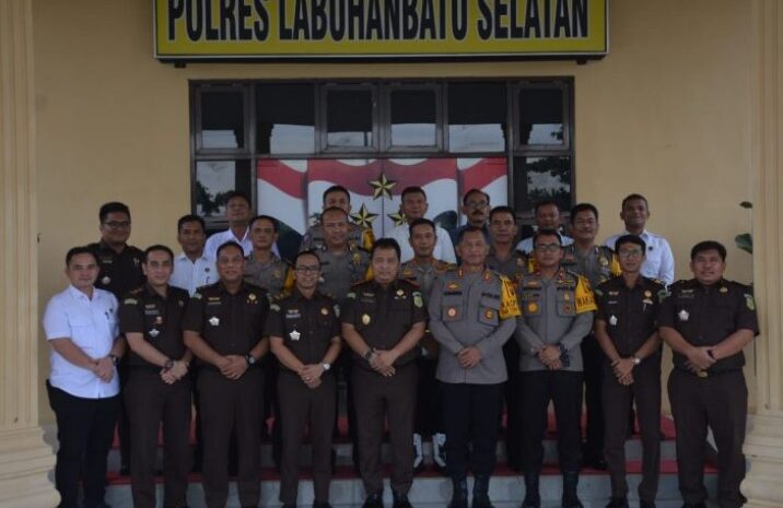 Jalin Keakraban dan Harmonisasi, Kajari Bersama Anggota Kunjungi Kapolres Labusel