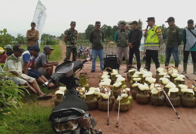 Bhabinkamtibmas Polsek SS III Bantu Petani Desa Trimoharjo Basmi Hama Tikus