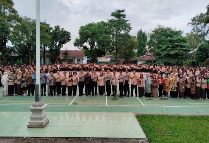 Kapolsek Delitua dan Kasat Binmas Go To School di SMA 13 Negeri Medan