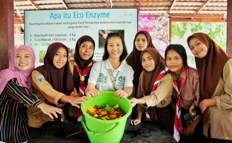  PT IMIP Edukasi Pengolahan Sampah Organik Menjadi Eco-Enzym ke Masyarakat Bahodopi