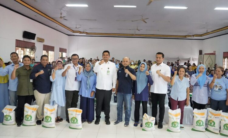  Bobby Nasution Salurkan Bantuan Pangan, 81.570 Keluarga Penerima Manfaat Dapat Beras 10 Kg/Bulan Selama 6 Bulan