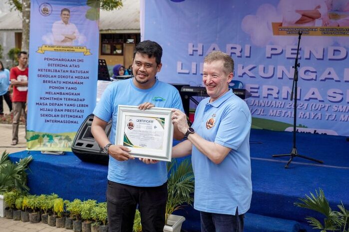  Komunitas Lingkungan Hidup Finlandia Beri Bobby Nasution Penghargaan Pelopor Peduli Lingkungan Hidup