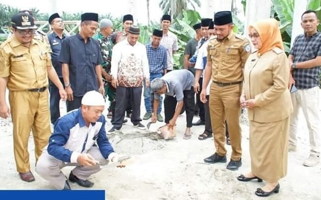  Plt Bupati Labuhanbatu Letakkan Batu Pertama Pembangunan Masjid Al – Muhajirin