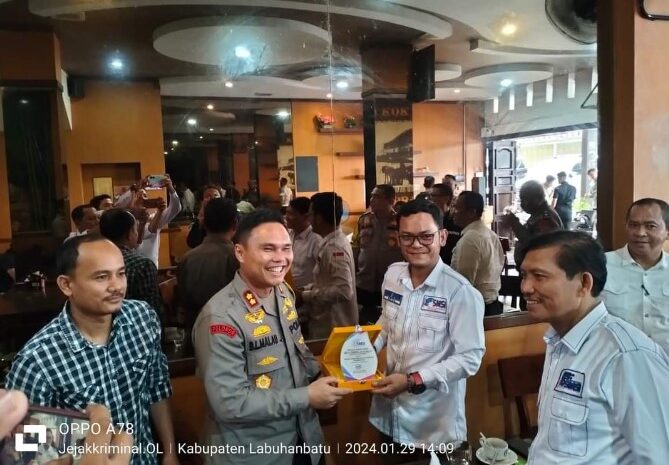 Pererat Sinergitas, Kapolres Labuhanbatu Bersama Pengurus SMSI Gelar Cofee Bareng