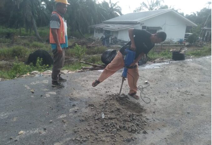 Kualitasnya Dikeluhkan Warga, CV Dian Tasya Perbaiki Jalan Tapian Nauli Bilah Barat