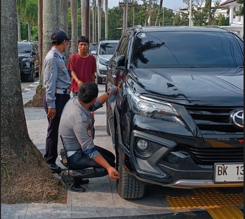 Parkir di Kawasan Terlarang, Dishub Medan Tertibkan Kendaraan Roda 4 di Jalan Sudirman