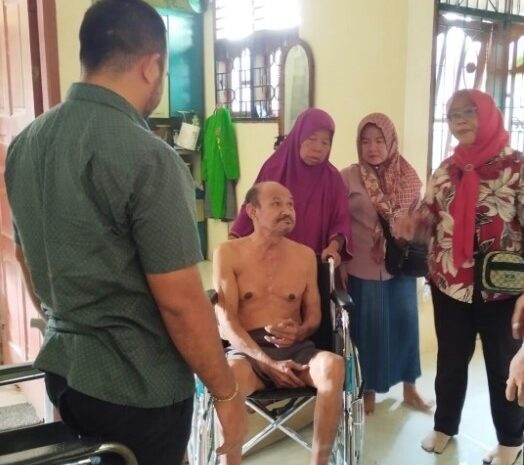  Lurah Tanah Enam Ratus Berikan Kursi Roda Kepada Warga Penderita Stroke