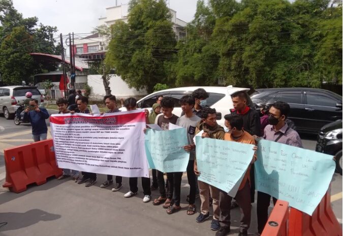 Aliansi Mahasiswa Penyelamat Uinsu Geruduk Mapolrestabes Medan, Minta Tidak Perlu Usut Dugaan Korupsi Penelitian Dosen Ilmu Komunikasi