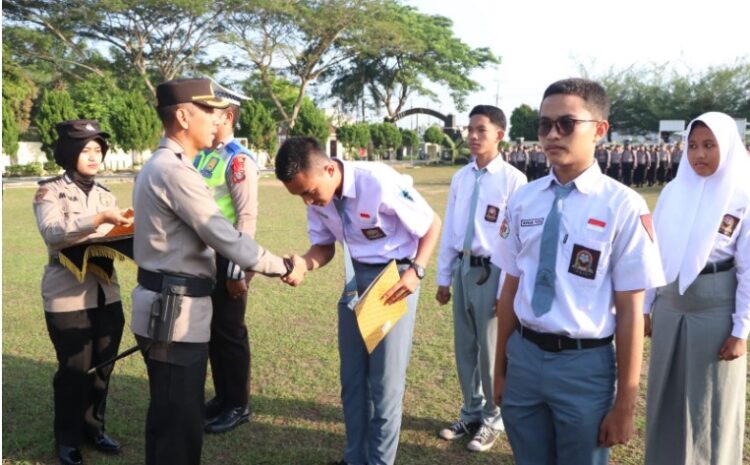 Kapolres Sergai Berikan Piagam Penghargaan Kepada Pemenang Lomba Fotografi Safety Riding dan Bahaya Narkoba