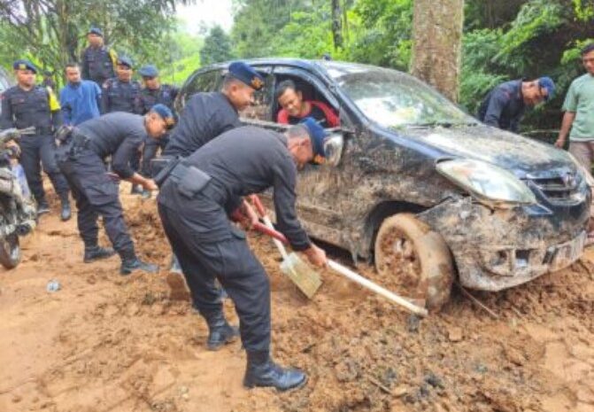 Tim SAR Batalyon C Sat Brimob Polda Sumut Evakuasi Korban Longsor di Kecamatan Adiankoting