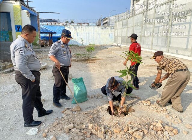  Ciptakan Lingkungan Asri, Petugas Lapas Binjai Serentak Tanam Pohon