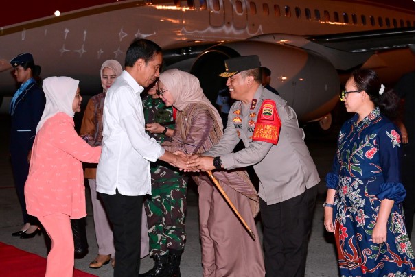 Kapolda Sumut Sambut Kedatangan Presiden RI Jokowi di Bandara Kualanamu