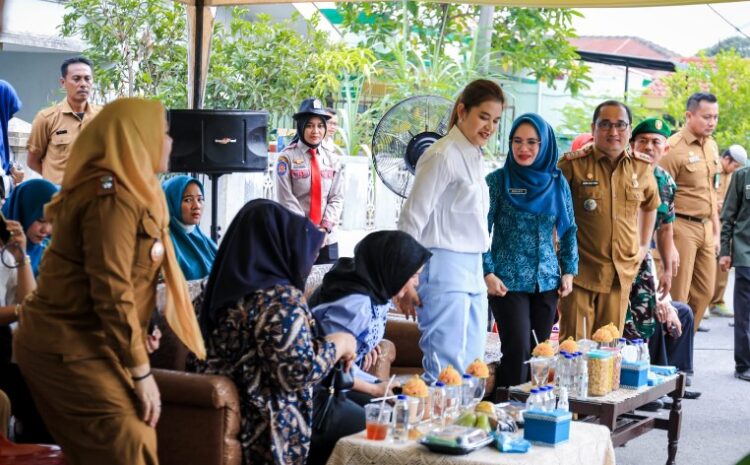 Bersama Kelompok Tani, Ketua TP PKK Kota Medan Panen Cabai Merah