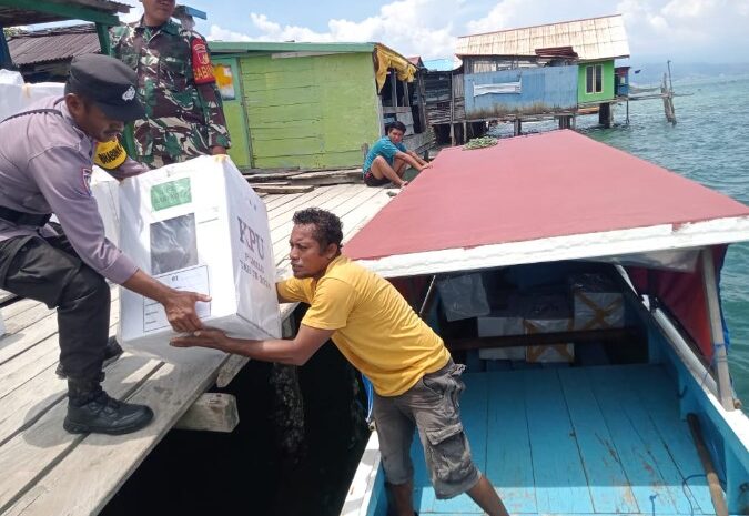  TNI-Polri Kawal Pendistribusian Logistik Pemilu 2024 di Morowali Dengan Perahu