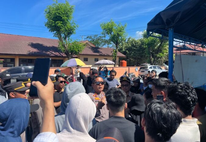 Kapolres Morowali Bersama Ketua KPU dan Anggota Bawaslu Kondusifkan Keributan di TPS Bahodopi