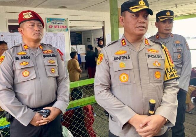 Kapolres Belawan Tinjau Pelaksanaan Pemilu di Kampung Nelayan Seberang