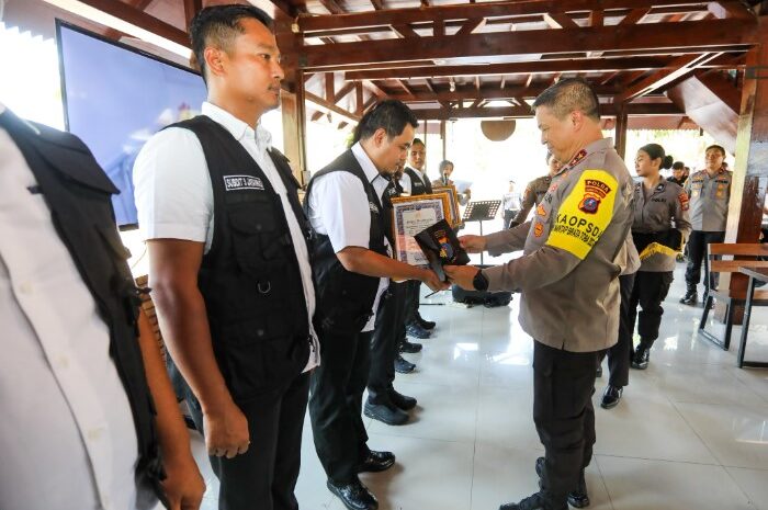 Ungkap Pelaku Penganiayaan dan Pembakar Mobil Wartawan, Kapolda Sumut Beri Penghargaan Kepada Personil Jatanras