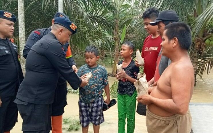 Brimob Polda Sumut Gerak Cepat Evakuasi Warga Terdampak Banjir