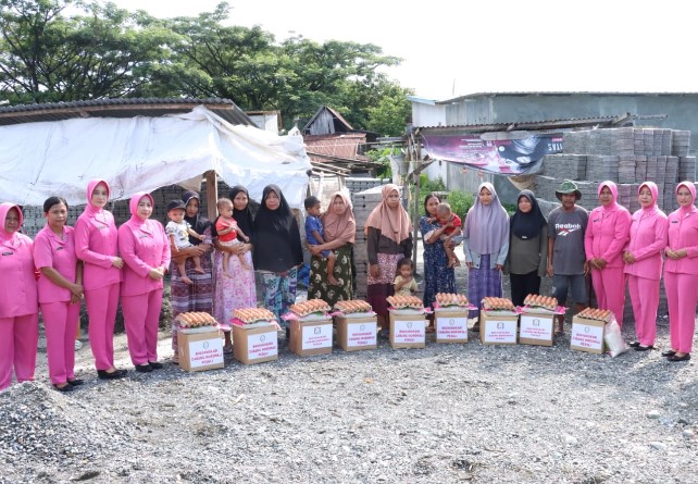  Bhayangkari Cabang Morowali Berikan Bantuan Sosial Untuk Warga Kurang Mampu