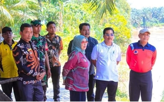 Plt Bupati Labuhanbatu dan Kaban BPBD Tinjau Longsor di Bantaran Sungai Tanjung Harapan