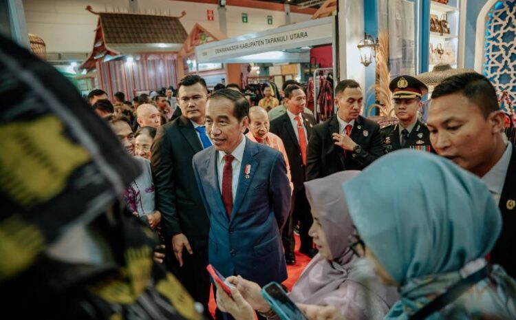 Presiden dan Ibu Negara Kunjungi Stand Dekranasda Kota Medan di Inacraft 2024