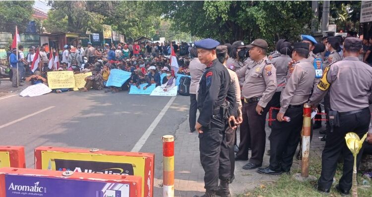 Sat Brimob Polda Sumut Backup Polrestabes Medan Kawal Unjuk Rasa Warga Pancur Batu