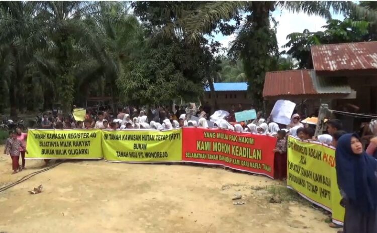 Ratusan Warga Desa Simangambat Julu Ikuti Sidang Lapangan Sengketa Lahan 