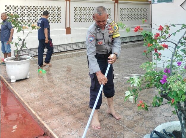  Sambut Ramadhan, Bhabinkamtibmas Polres Sibolga dan Masyarakat Bersihkan Mesjid