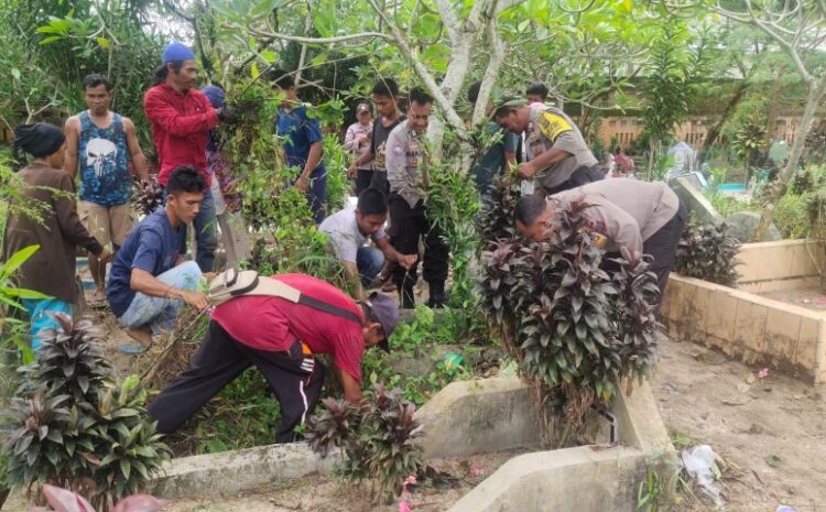 Polres Sibolga Gotong Royong Bersihkan TPU Sambut Ramadhan