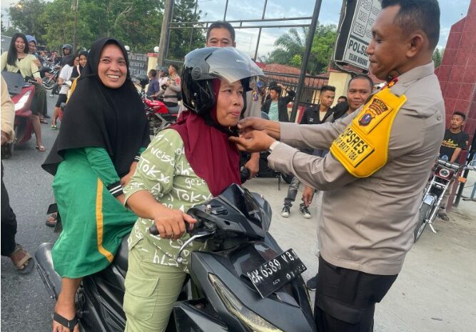 Polres Tanjung Balai Berikan Helm SNI Gratis dan Sembako